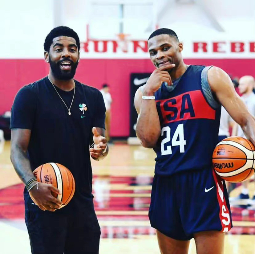 足球国足训练课发生小插曲，球员被逗笑