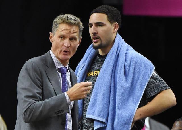 当詹姆斯持球背身单打则吸引三人夹击