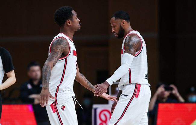 曼晚：曼联决定让莱昂先在青训梯队效力，以适应英格兰足球