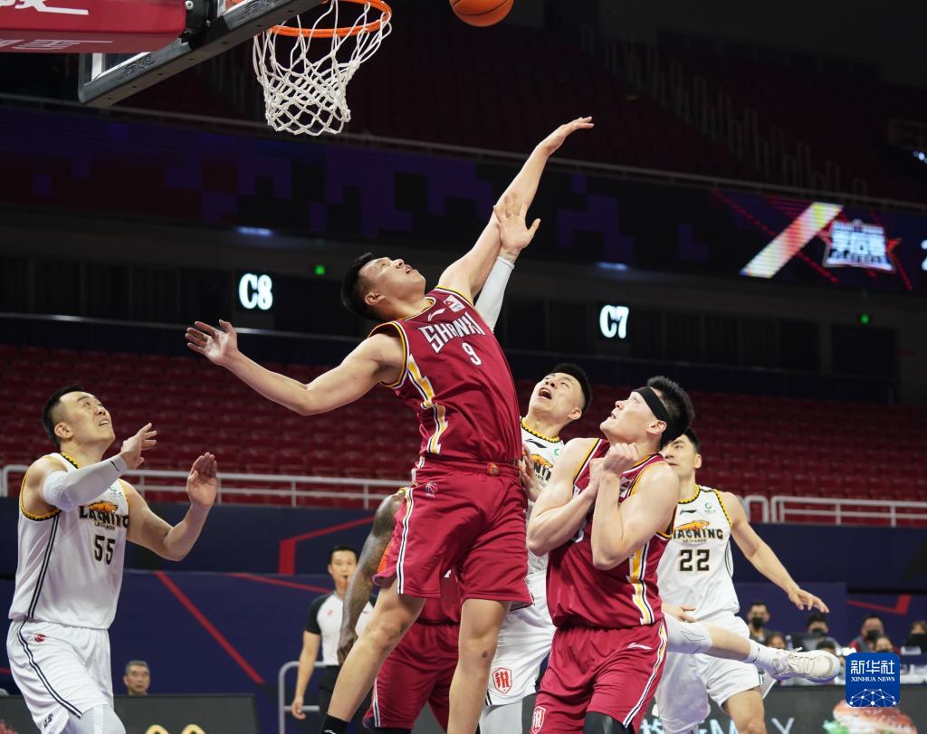 库里看的两手一摊直挠头！亚历山大这球是怎么造犯规的？