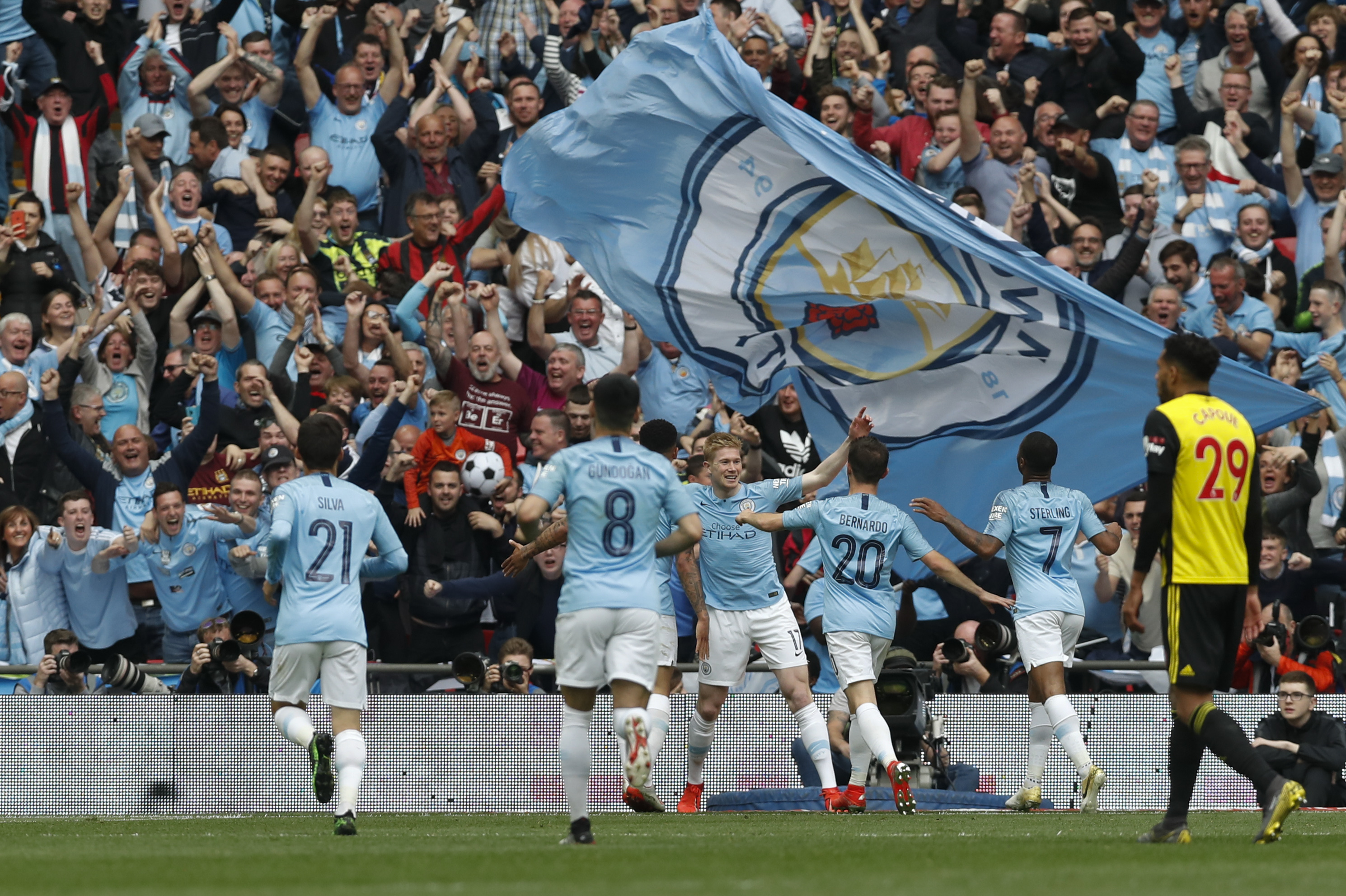 湖人关键战12胜0负仍要交易，有必要忍痛割里夫斯吗？