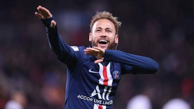 CBA火爆一幕 邱彪怒摔西装被驱逐