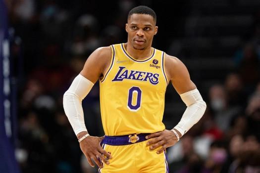 库里尝试用高尔夫球投洞，看起来比他投三分难多了