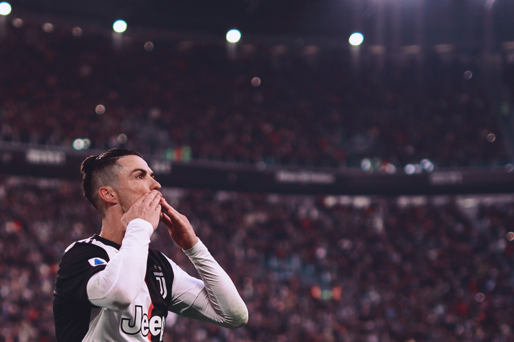 韩媒：全北现代外籍助教涉嫌“拉眼角”种族歧视韩国裁判